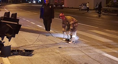 Susurluk'ta açık kalan kamyonun damperi trafik direklerini yerinden söktü