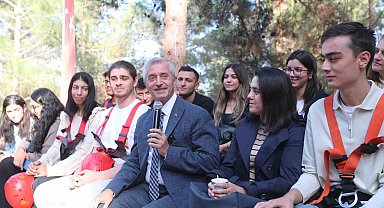 Tahmazoğlu bilim kampında gençlerle bir araya geldi