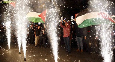 Tahran'da Hamas'ın "Aksa Tufanı Operasyonu" coşkuyla kutlandı