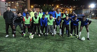 Takım kuran misafir öğrenciler, amatör ligde top koşturmak istiyor