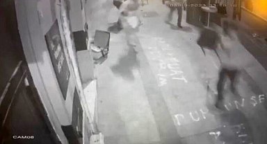 Taksim'de genç çifte çivili sopalı saldırı kamerada: Kadının kafasında şişe patlattılar