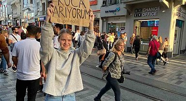 Taksim'de ilginç olay: Belaruslu genç kadın "Koca arıyorum" dövizi açtı