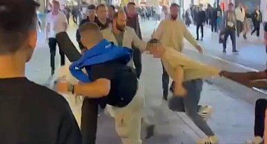 Taksim'de saç ektirme kavgası kamerada: Pansuman yapılmayınca esnafa saldırdılar