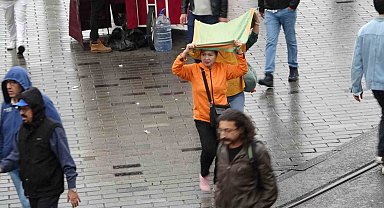 Taksim'de yağmur etkili oldu
