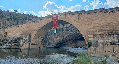 Tarihi Cendere Köprüsü'ne Filistin bayrağı asıldı