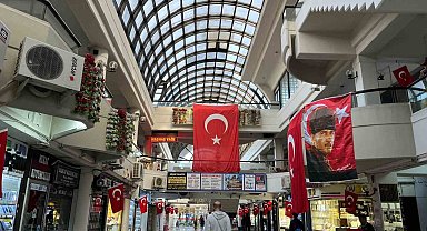 Taşbaşı çarşısı esnafı her yeri al kırmızı bayrakla donattı