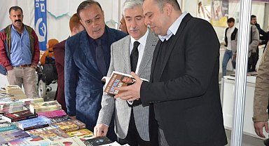 Tatvan Kaymakamı Demir Kitap Fuarı'nı gezdi