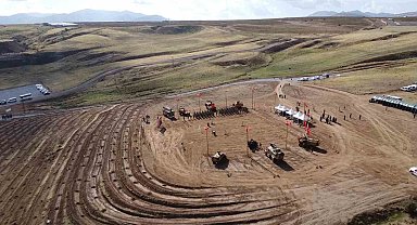 Tatvan'da Türkiye Yüzyılı Mehmetçik Hatıra Ormanı'na 400 fidan dikildi