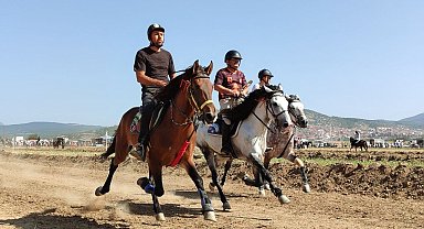 Tavas'ta rahvan atlar Cumhuriyetin 100. yaşı için koştu
