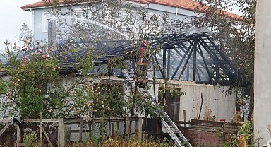 Tek katlı evin çatısı alevlere teslim oldu: 1 kişi dumandan etkilendi