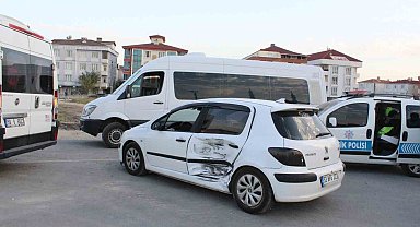 Tekirdağ'da işçi servisi ile otomobil çarpıştı