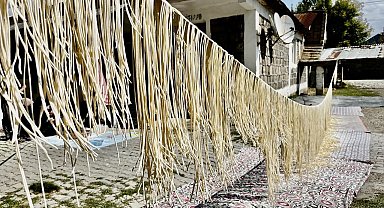 Tel tel iplere dizilen erişteler kış sofraları için hazırlanıyor