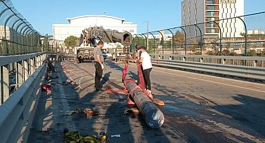 TEM Otoyolu'nda demir yüklü tır devrildi: 1 yaralı