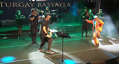 Temizlik görevlisinden süpürgesi ile sahnede görülmemiş oyun performansı