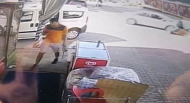 Ters yönden gelen motosiklet otomobille çarpıştı, kaza anları güvenlik kamerasında