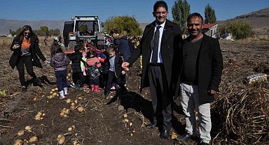 Ticaret Borsası Başkanı Oral, öğrenciler ile birlikte patates hasadına katıldı