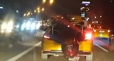 Ticari taksi bagajında ilginç yük taşıma yöntemi kamerada