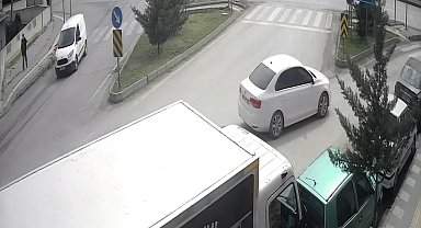 Ticari taksi kavşakta trafik levhalarına çarptı