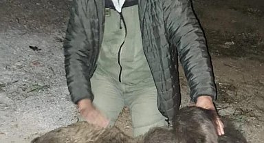 Tır çarpması sonucu ölen ayıya sarılıp, öptü