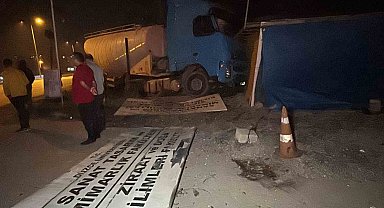 Tır karşı şeride geçti, dükkana çarparak durdu