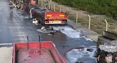 Tır üzerindeki geri dönüşüm ürünleri yandı