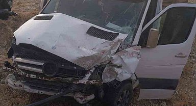 Tıra arkadan çarpan minibüs yoldan çıktı: 6 yaralı