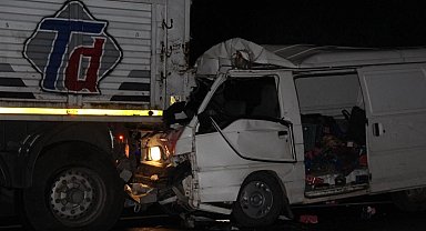 Tıra arkadan çarpan minibüsün sürücüsü yaşamını yitirdi