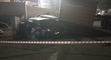 Tırdan düşen yük konteyneri 3 araca zarar verdi