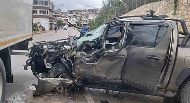 Tırın altına giren kamyonette sıkıştılar