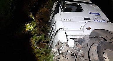 Tırın uçurumdan yuvarlanmasını dorsesi engelledi: 1 yaralı