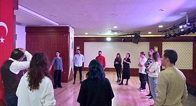 Tiyatro akademisinde 38 öğrenciden 16'sı konservatuvarların oyunculuk bölümlerine yerleşti