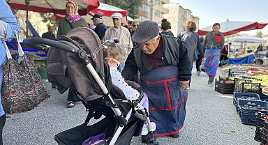 Tiyatroların sevilen yüzü semt pazarının da ilgi odağı oldu