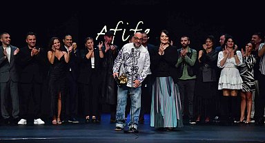 Tiyatronun en prestijli ödülü Nilüfer Kent Tiyatrosu'na