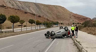 Tokat'ta kaldırıma çarpan araç takla attı: 3 yaralı