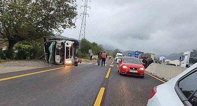 Tomruk yüklü kamyon devrildi: 1 yaralı