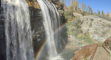 Tortum Şelalesi gökkuşağı ile süslendi