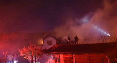 Tosya'da anız yangını sonrası 2 katlı ev tamamen yandı