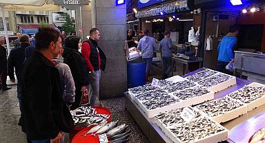 Trabzon hamsisi tezgâhlara indi, vatandaş balık haline akın etti