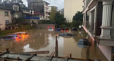 Trabzon'da dere taştı, sokaklar göle döndü