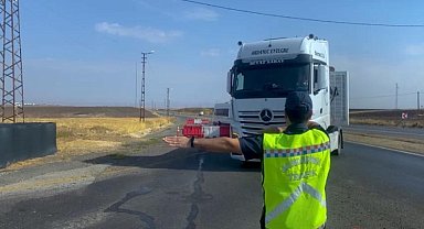 Trafik jandarması 'arka koruma çerçeve' hakkında bilgilendirmede bulundu