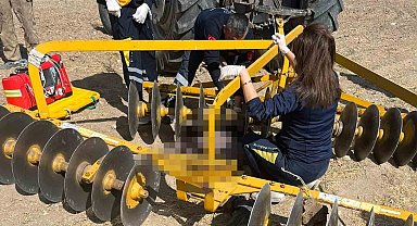 Traktöre bağlı diskaronun altında can verdi