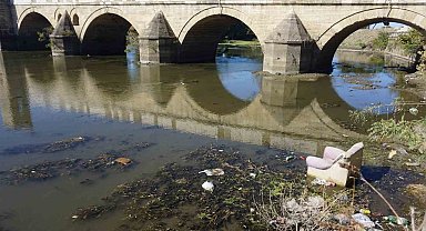 Tunca Nehri'ne atılan koltuk görenleri hayrete düşürdü