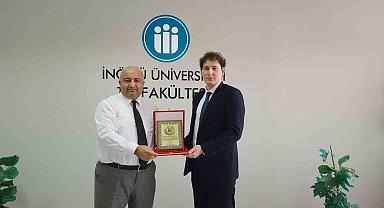 TUS Birincisine, Dekan Beytur'dan plaket