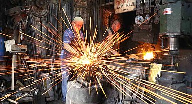 Üç kuşak bir arada demircilik mesleğini yaşatmaya çalışıyorlar