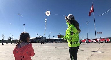 Uçurtmalarını polis eşliğinde uçurdular