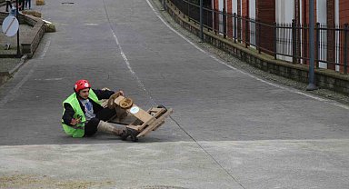 Üniversite öğrencileri tahta arabayla Rize'yi tanıdı