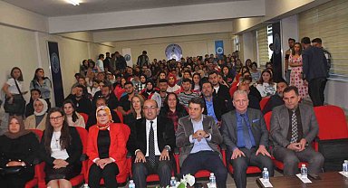 Üniversite öğrencilerine oryantasyon eğitimi