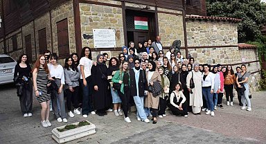 Üniversiteli kızlara şehir turu