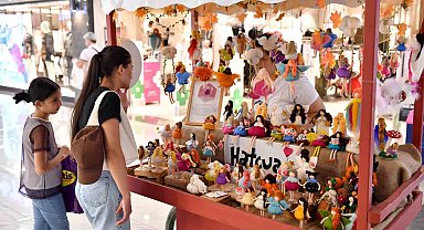 Üretici kadın stantları bu kez 'Cumhuriyetin ışığı üretici kadınlarımızın üzerinde' sloganıyla kuruldu