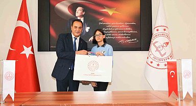 Uşak'ta 'Trafikte Gör, Görünür ol' yarışmasında dereceye giren öğrencilere ödül